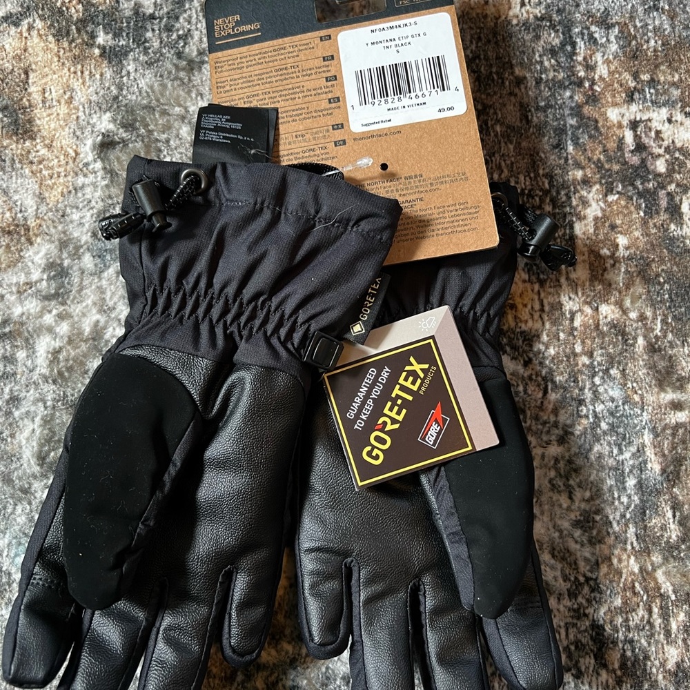Kids north face gloves. New with tags